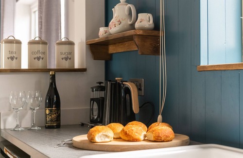 Gaerwen Cabaña | Willow Cottage - a hot tub that sleeps 2 guests in 1 bedroom