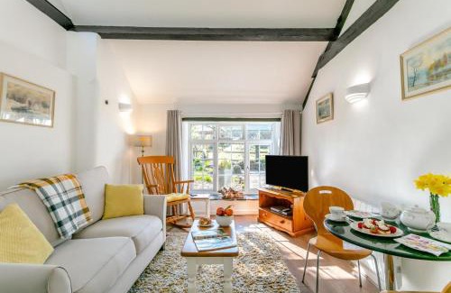 Whitstone Casa | Willow Cottage - Bennetts Court