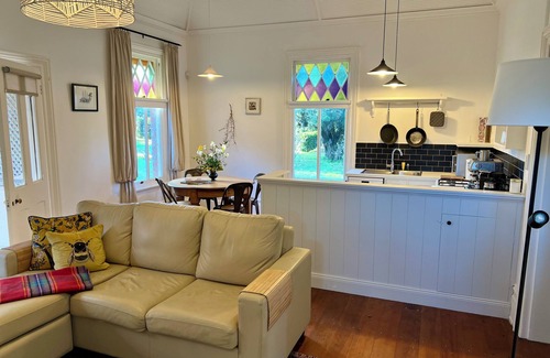 Moss Vale Cabaña | Willow Cottage – Historic Southern Highlands Retreat with Fireplace & Patio