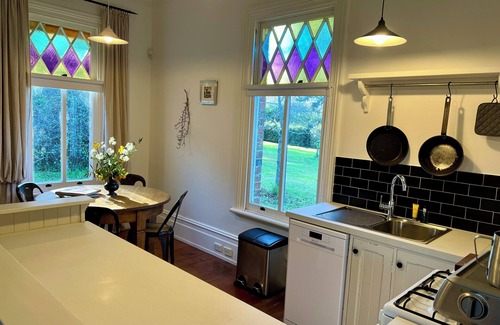 Moss Vale Cabaña | Willow Cottage – Historic Southern Highlands Retreat with Fireplace & Patio