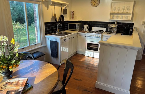 Moss Vale Cabaña | Willow Cottage – Historic Southern Highlands Retreat with Fireplace & Patio