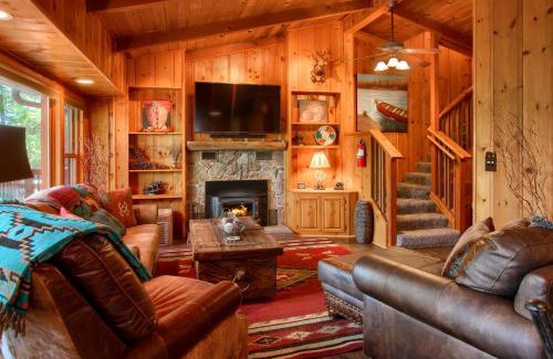 Bass Lake Casa | Willow Cove Lodge- 5 bedrooms with a hot tub!