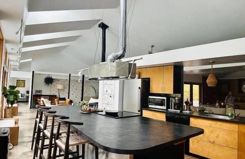 Washington Casa | Willow Creek: Mid-Century Oasis