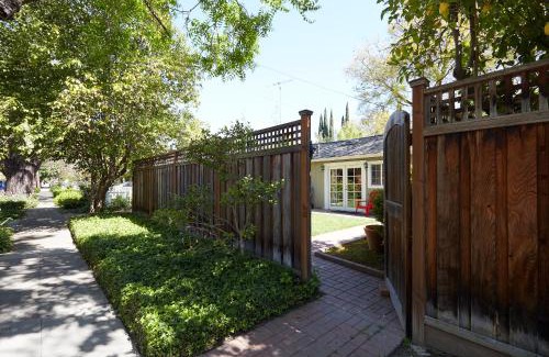 Willow Glen Casa | Willow Glen Private Studio - 1 Queen Bed and 1 Queen Inflatable