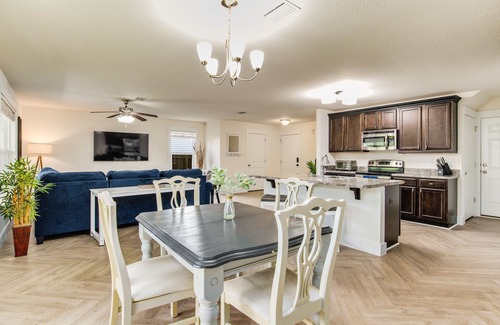 Brent Casa | Willow's Retreat: Modern Comforts Meet Outdoor Bliss in This Spacious Pensacola Haven