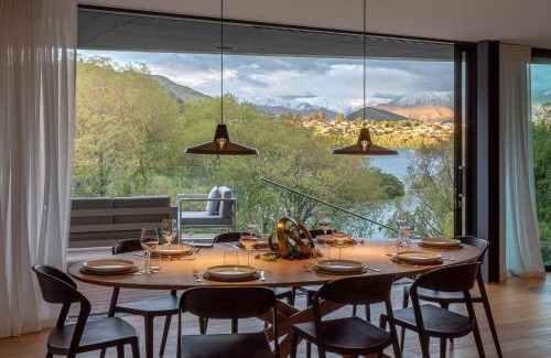 Kelvin Heights Casa | Willow Waters - lakeside luxury - a Relax it's Done holiday home