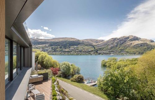 Kelvin Heights Casa | Willow Waters - lakeside luxury - a Relax it's Done holiday home