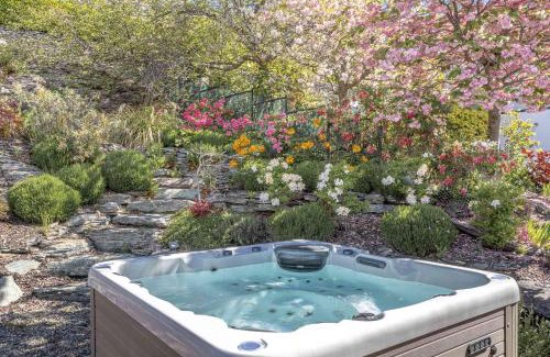 Kelvin Heights Casa | Willow Waters - lakeside luxury - a Relax it's Done holiday home