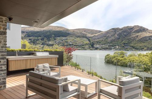 Kelvin Heights Casa | Willow Waters - lakeside luxury - a Relax it's Done holiday home