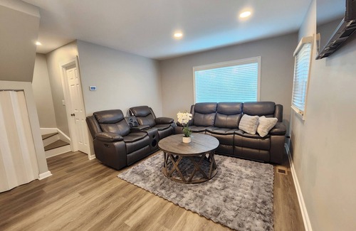 Willowbrook Casa | Willowbrook Gem 3-bedroom house with AC, WiFi, next to Forest Preserve