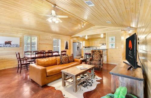 Wimberley Casa | Wimberley Log Cabins Resort and Suites- The Oak Lodge