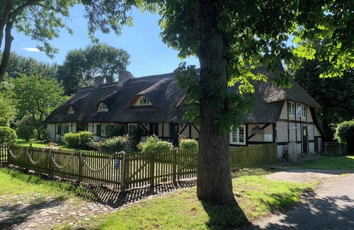 Schaprode Apartamento | Windrose, quiet - romantic DG apartment under a thatched roof for 2 people