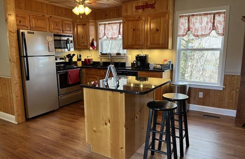Chalet Village Casa | WINDSONG! Peaceful, Quiet Cabin Bordering Nat. Park Near Downtown Gatlinburg