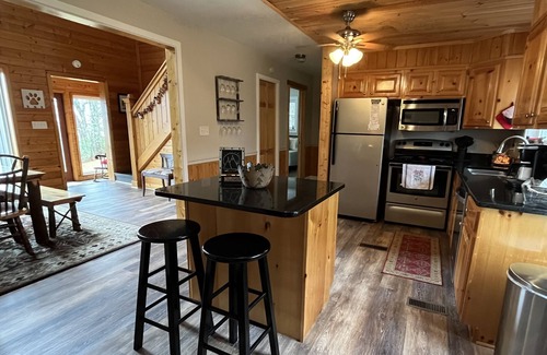 Chalet Village Casa | WINDSONG! Peaceful, Quiet Cabin Bordering Nat. Park Near Downtown Gatlinburg