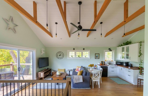 Niagara-on-the-Lake Cama Y Desayuno | Wine Country farmhouse loft, breakfast included