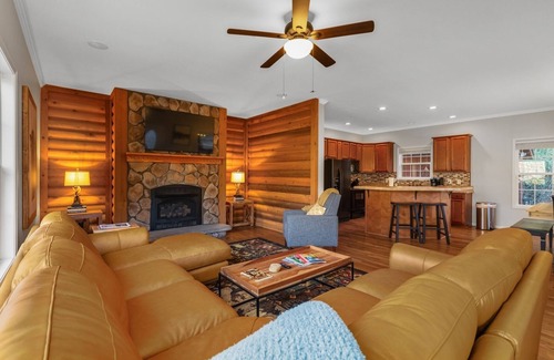 Hendersonville Casa | Wine Country Cabin | Hendersonville