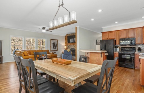 Hendersonville Casa | Wine Country Cabin | Hendersonville