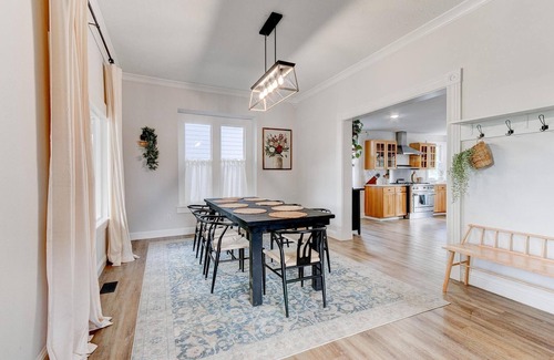 Newberg Casa | Wine Country Victorian - Two Kitchens - Walk to Town & Wineries