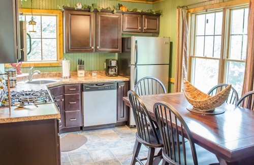 Carbondale Cabina | Wine Trail Cabin, 2015 Built, Carbondale, Southern IL - Parque Estatal Giant City