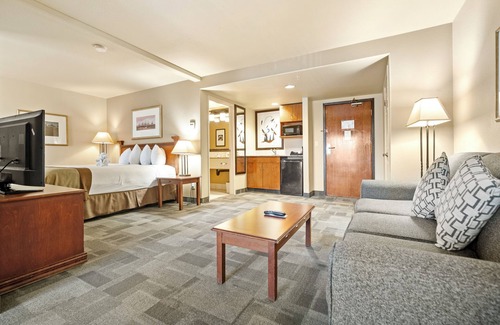 West Edmonton Hotel | Wingate by Wyndham - Edmonton West