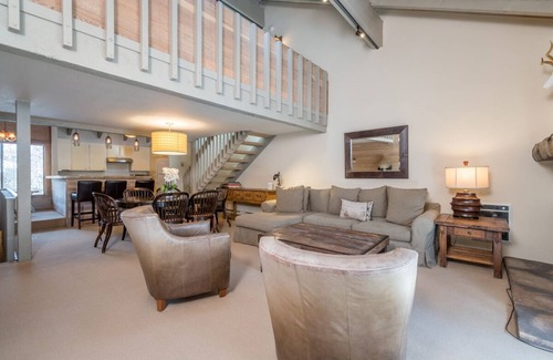 Sun Valley Condominio | Soleado condominio lado de la ladera con terraza privada y acceso a la bañera de hidromasaje, sauna y piscina