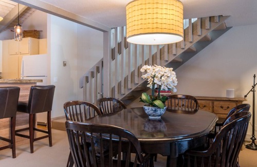 Sun Valley Condominio | Soleado condominio lado de la ladera con terraza privada y acceso a la bañera de hidromasaje, sauna y piscina