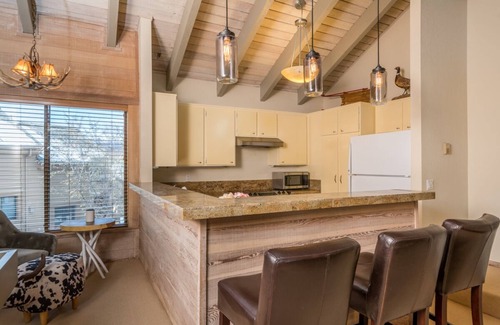 Sun Valley Condominio | Soleado condominio lado de la ladera con terraza privada y acceso a la bañera de hidromasaje, sauna y piscina