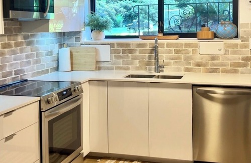 Dollarton Casa | Winter coastal retreat - Deep Cove: 2-Bedroom w/ sauna & cold plunge