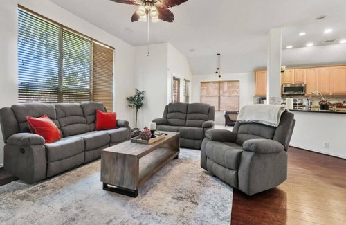 Cinco Ranch Casa | Winter Cozy Stay: Family & Corporate Friendly