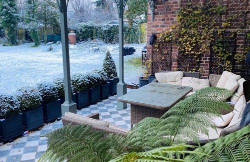 Huyton Casa | Winter Escape with heated pool