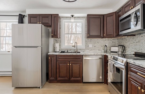 East Deering Casa | Winter Rental + Walk in Glass Shower + Free Parking + 5 min to Old Port