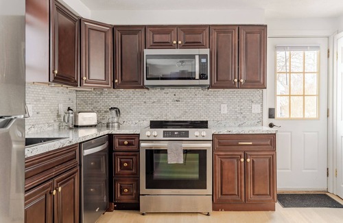 East Deering Casa | Winter Rental + Walk in Glass Shower + Free Parking + 5 min to Old Port