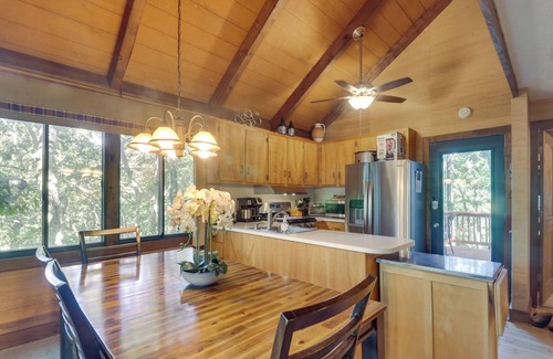 Treeloft Casa | Wintergreen Home con bañera de hidromasaje, terraza y vistas a la montaña