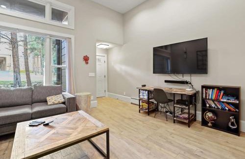 Four O'Clock Casa | Winterpoint 2 BR Condo Walk to Main St Plus Hot Tub