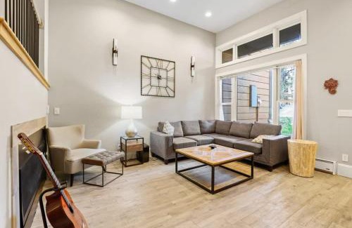 Four O'Clock Casa | Winterpoint 2 BR Condo Walk to Main St Plus Hot Tub