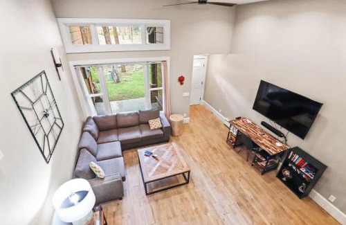 Four O'Clock Casa | Winterpoint 2 BR Condo Walk to Main St Plus Hot Tub