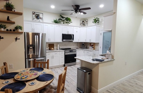 Citrus Springs Apartamento | Wise Owl Retreat, a beautiful suite amongst towering oaks, on the River.