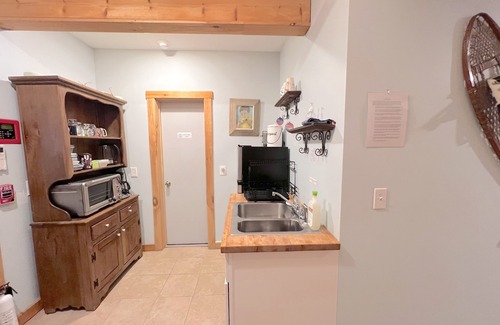 Hartland Casa | Wise Pines Renovated Barn [Bunkhouse]