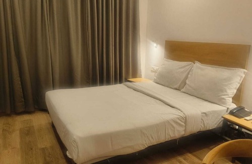 Dewas Hotel | Wishotel Xpress Hotel GK Inn