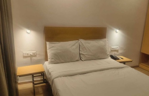 Dewas Hotel | Wishotel Xpress Hotel GK Inn