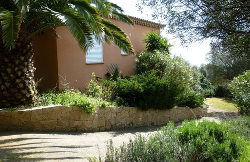 Olmeto Villa | Alojamiento de vacaciones en la tranquila zona residencial de acceso privado al mar