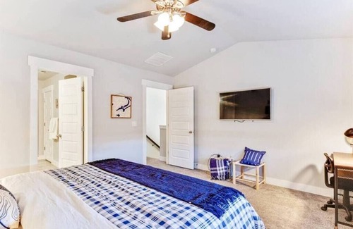 Sunset Heights Casa | Within Minutes of UVU, Pet Friendly, 2 CarGarage!