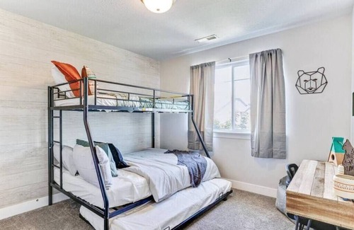 Sunset Heights Casa | Within Minutes of UVU, Pet Friendly, 2 CarGarage!