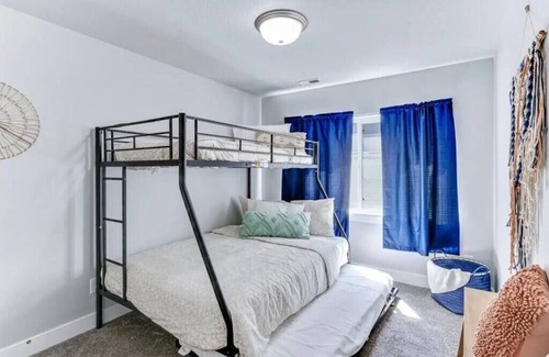 Sunset Heights Casa | Within Minutes of UVU, Pet Friendly, 2 CarGarage!