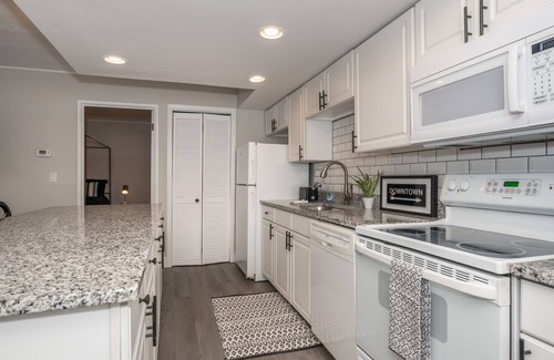 East Price Hill Condominio | ⚪️ Without Color ⚫️ | Stylish Hilltop | Min to Downtown