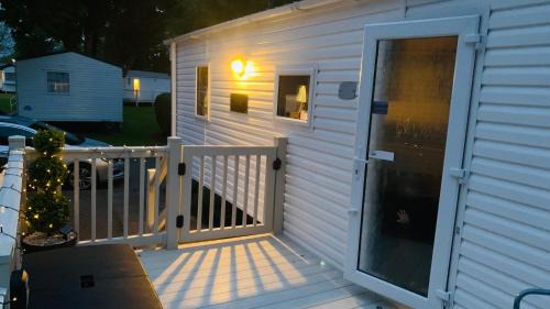 Berwick-upon-Tweed Apartamento | WL56 - FREE WIFI -Amazing Cosy Three Bedroom Mobile Home with DECKING Haggerston CASTLE Holiday Park - ENTERTAINMENT PASSES NOT INCLUDED!