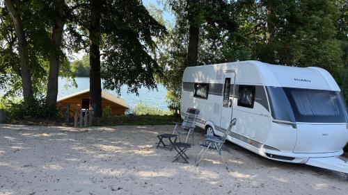 Feldberger Seenlandschaft Otro | Wohnwagen direkt am See auf privatem Grundstück