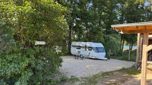 Feldberger Seenlandschaft Otro | Wohnwagen direkt am See auf privatem Grundstück