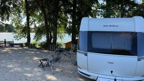 Feldberger Seenlandschaft Otro | Wohnwagen direkt am See auf privatem Grundstück