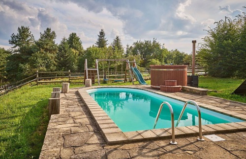 Uhlejov Villa | Preciosa casa de vacaciones privada con WIFI, piscina privada, TV, patio y mascotas permitida